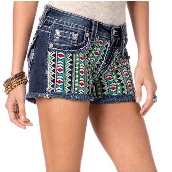 Miss Me Boho Aztec Embroidered Signature Denim Jean Shorts Size 27 Raw Hem - Picture 2 of 11